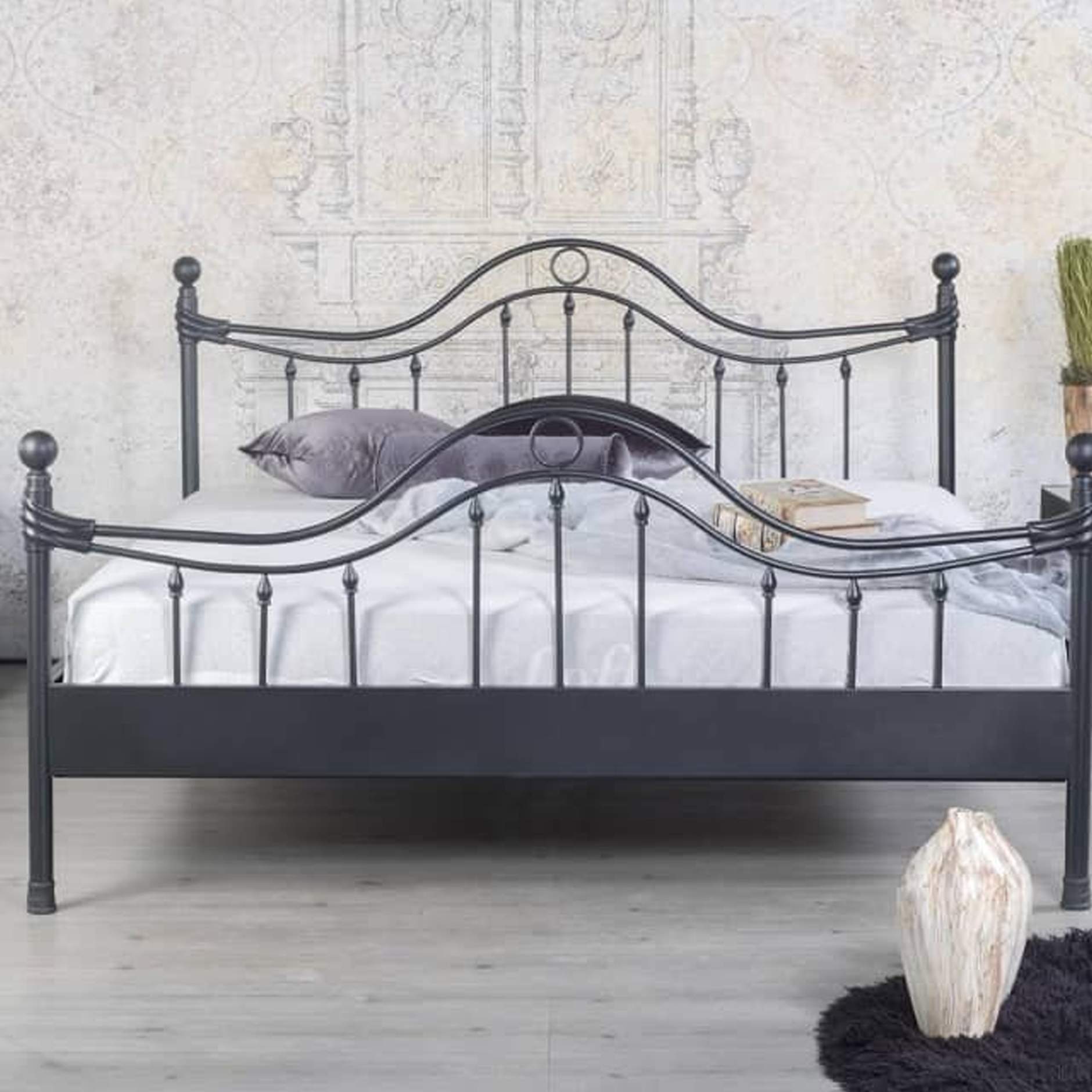 Bed met ijzeren frame