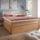 Houten bed met houten panelen en laden