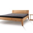 houten bed met nachttafeltje