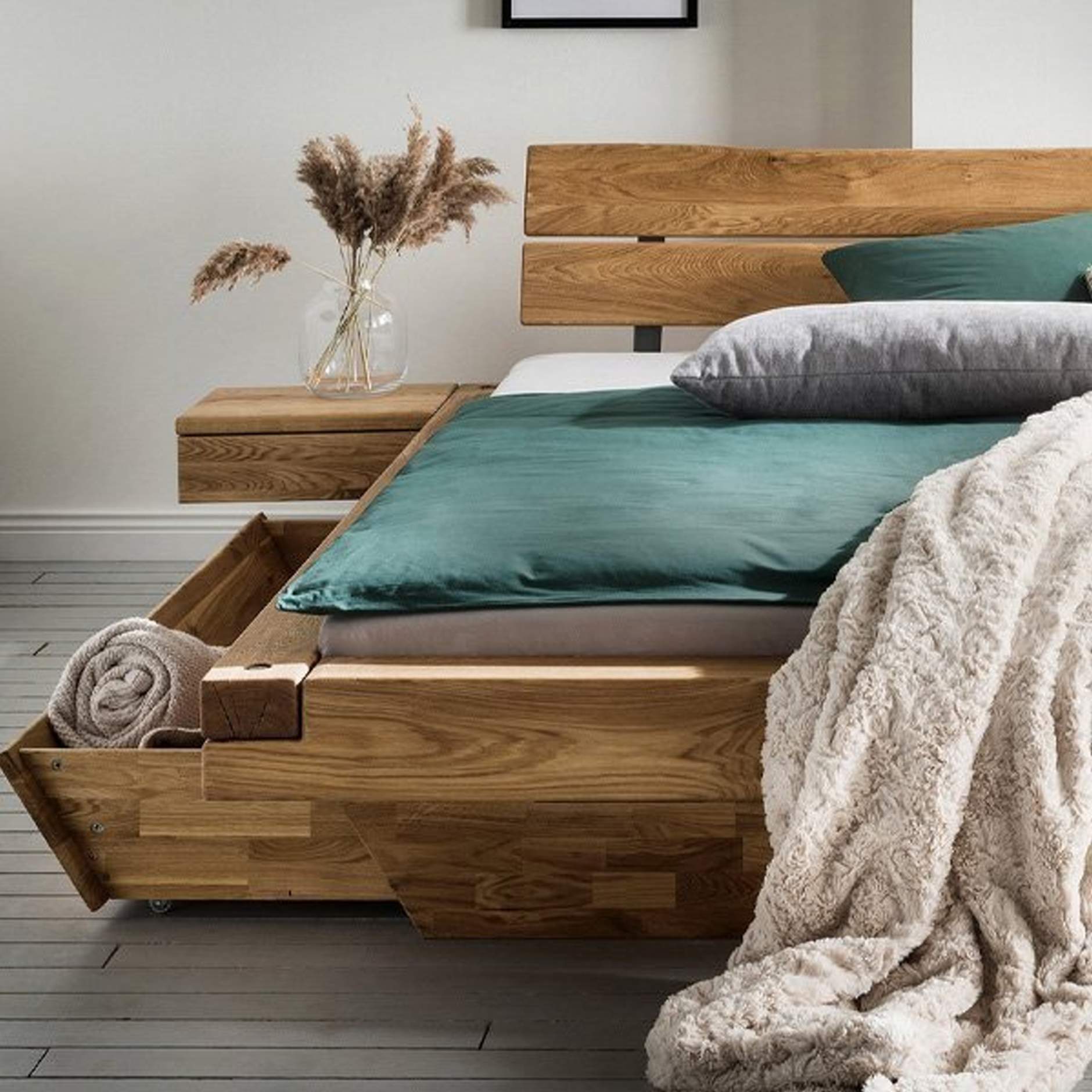 Massief houten bed met lades