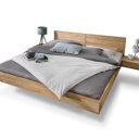 Houten bed zwevend